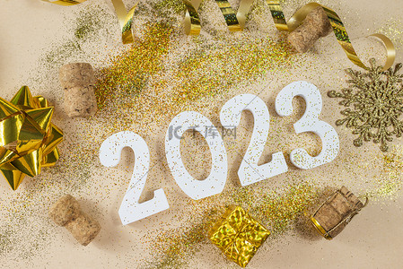 十二背景图片_十二月份的新年假期，白色编号2023，上面镶嵌着闪闪发光的金木软木塞和蛇纹石