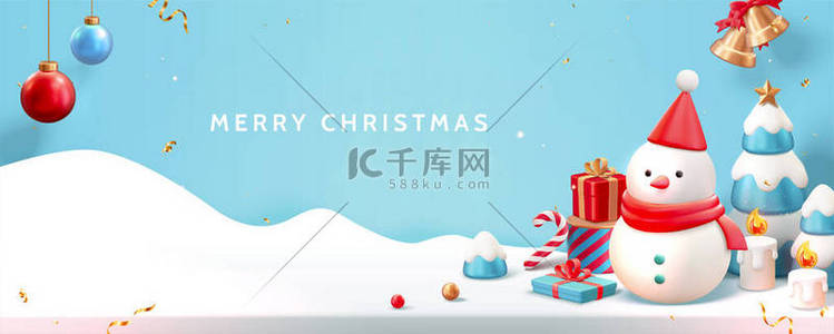 圣诞背景图片_快乐的圣诞蓝色横幅。雪人站在圣诞节的背景上，雪地上挂着礼品盒、装饰品和圣诞树