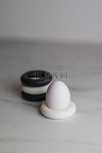 四黑色和白色硅 eggcups 在大理石桌上只有一个鸡蛋, 厨房