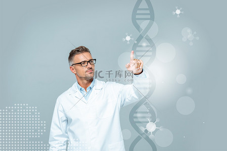 慵懒外套背景图片_英俊的科学家在白色外套接触 dna 接口在空气中隔离在白色, 人工智能概念