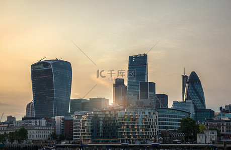 具有里程碑意义背景图片_视图中的伦敦金融城在日落.