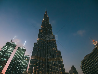 迪拜背景图片_迪拜未来式的摩天大楼，夜间高楼，最低视图，阿联酋