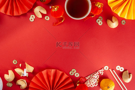 中国新年背景。五彩缤纷的中国传统新年装饰品、愿望信封、金币、扇子、中国灯笼、橙子和茶