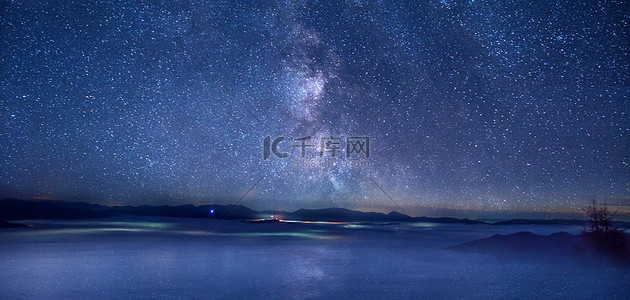 蓝色海报合成海报背景图片_星空夜晚天空蓝色简约大气合成背景