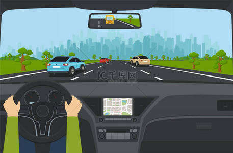 城市背景图片_城市交通高速公路上的汽车仪表板和全景现代城市与摩天大楼和郊区的背景山，丘陵。有车通往城市的道路.