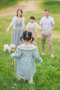 小女孩走向家人的背影