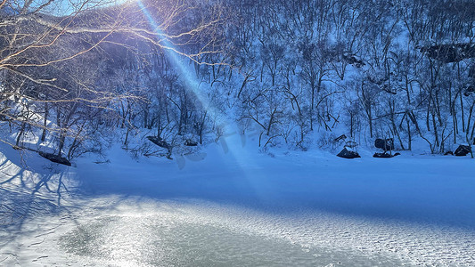 蓝天雪地摄影照片_长白山雪山美景天池
