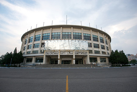 汽车都市摄影照片_北京工人体育馆