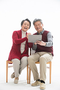 老年夫妇用平板电脑
