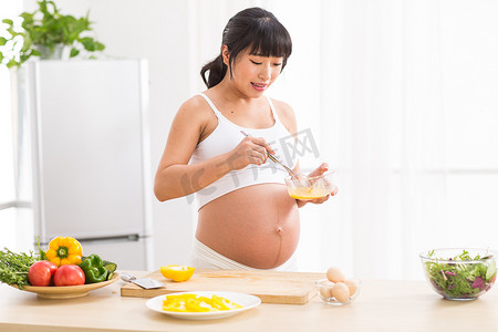 灶台摄影照片_孕妇做饭