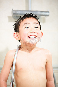 可爱设施摄影照片_小男孩在洗澡