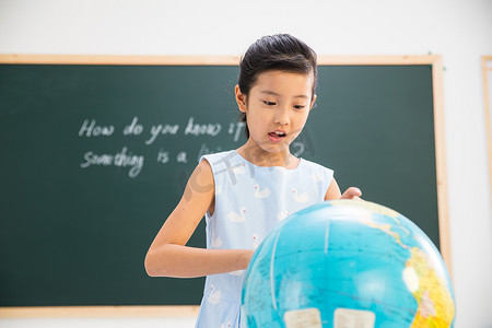 小学女生在教室里