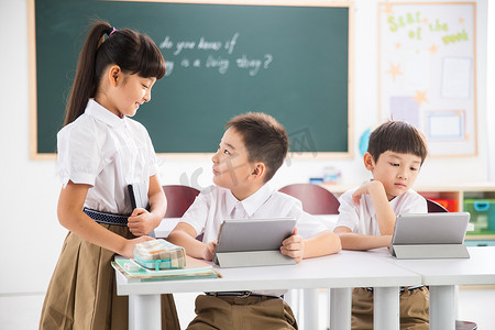 分享小学摄影照片_小学生在使用平板电脑