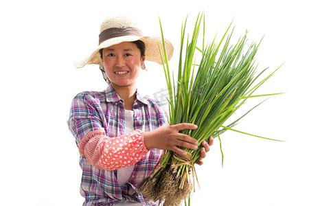 中年女人拿着一捆小葱