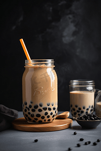奶茶摄影照片_浅棕色奶油奶茶，加牛奶和黑木薯粉，装在灰色背景的玻璃罐里
