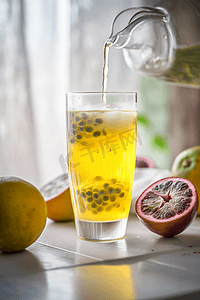 蜂蜜柠檬摄影照片_杯子里的蜂蜜柠檬百香果水
