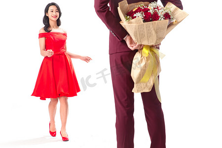 青年男人给女朋友送玫瑰花