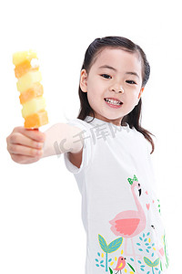 拿冰棍摄影照片_可爱的小女孩拿着冰棍