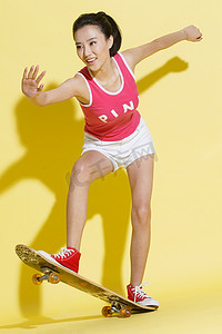 青年女人滑板运动