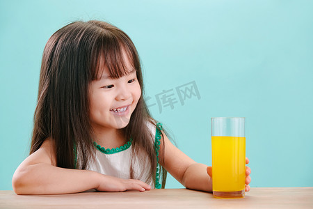 喝饮料的女孩摄影照片_可爱的小女孩喝饮料