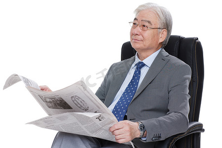 商务老年男人拿着报纸