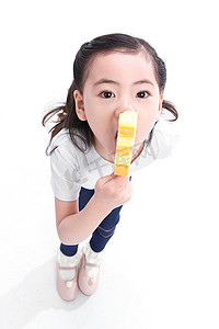 可爱的小女孩吃冰棍