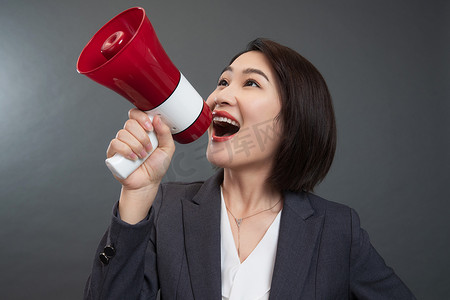 青年女人拿着扩音器