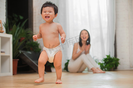 宝宝纸尿裤摄影照片_妈妈陪宝宝玩耍