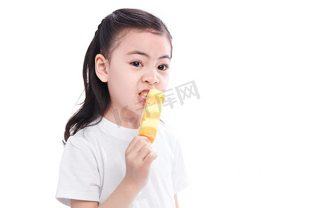 拿冰棍摄影照片_可爱的小女孩吃冰棍