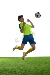 足球动作摄影照片_一名男足球运动员踢球