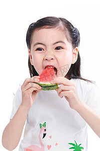 可爱的小女孩吃西瓜
