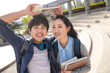 大学生图片摄影照片_快乐的青年大学生情侣