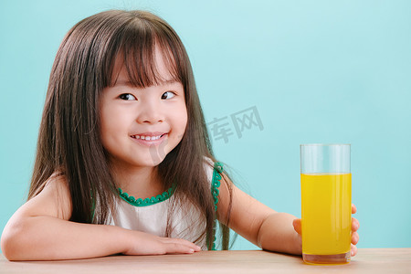 喝饮料的女孩摄影照片_可爱的小女孩喝饮料