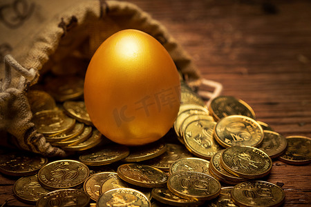 金币袋子摄影照片_袋子散落的金币和金蛋