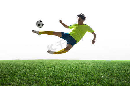 足球动作摄影照片_一名男足球运动员踢球