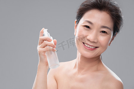 中年女人使用爽肤水