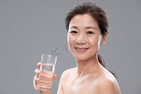 中年女人拿着玻璃杯喝水肖像