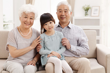 孙女陪着祖父母在客厅