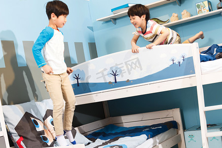 可爱男孩壁纸摄影照片_两个男孩在卧室玩耍