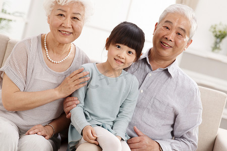 孙女陪着祖父母在客厅