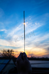 烟花天空摄影照片_手那烟花