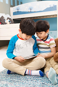 可爱男孩壁纸摄影照片_两个男孩在使用平板电脑