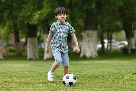 踢足球图片摄影照片_小男孩踢足球