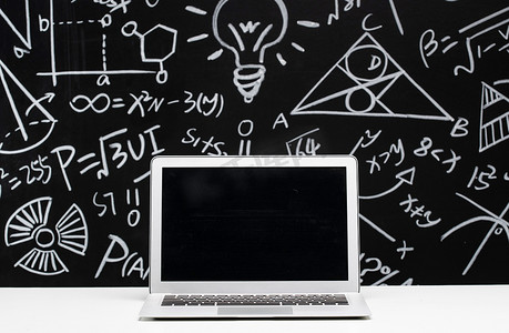 数学素材摄影照片_黑板上的粉笔画和笔记本电脑