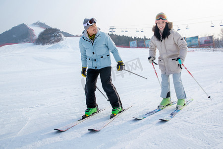 快乐的青年伴侣在滑雪场滑雪