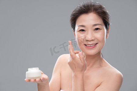 快乐的中老年生活摄影照片_中年女人使用护肤品
