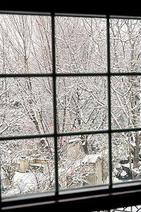 大雪窗户摄影照片_窗户外的雪景