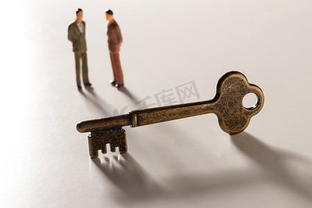 钥匙与商务人士小雕像