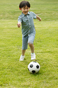 踢足球图片摄影照片_小男孩踢足球