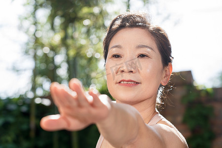 快乐的中老年生活摄影照片_快乐的中老年女士在户外练瑜伽